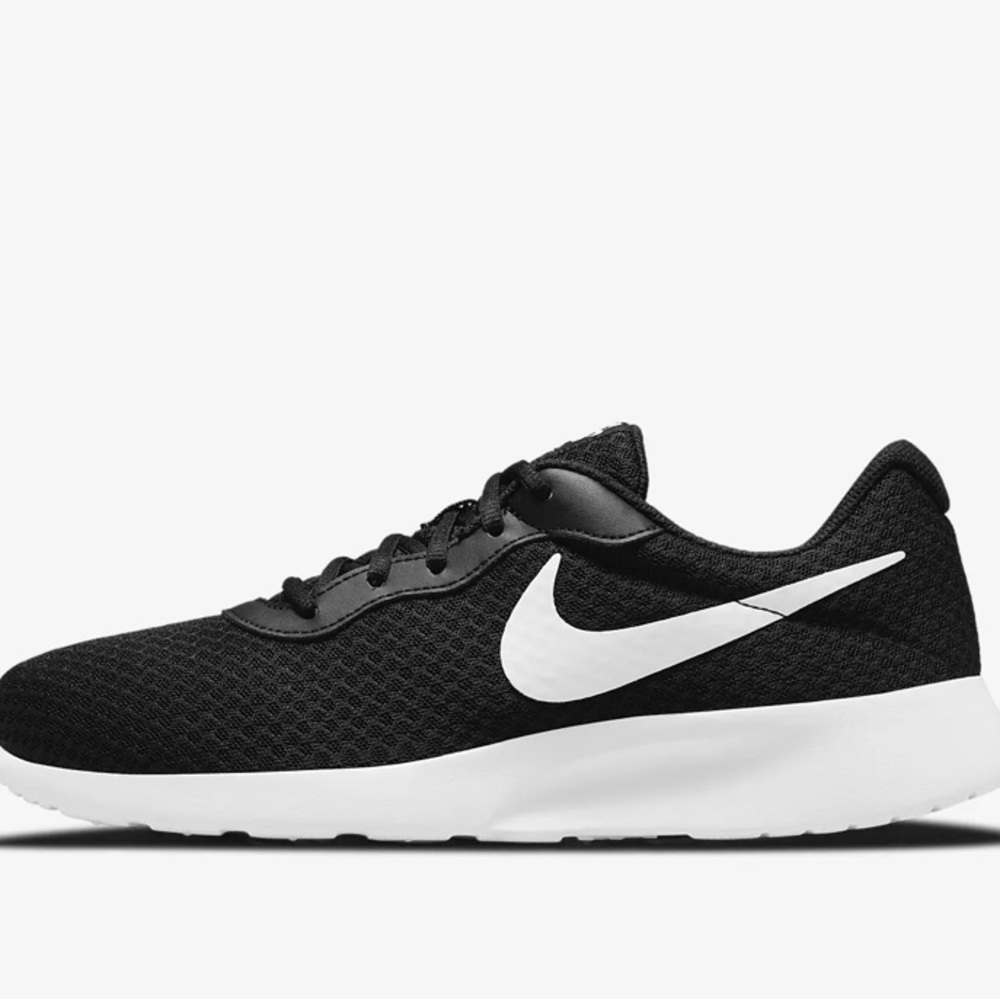 Black Nike Women’s Tanjun Running Shoe 🏃‍♀️